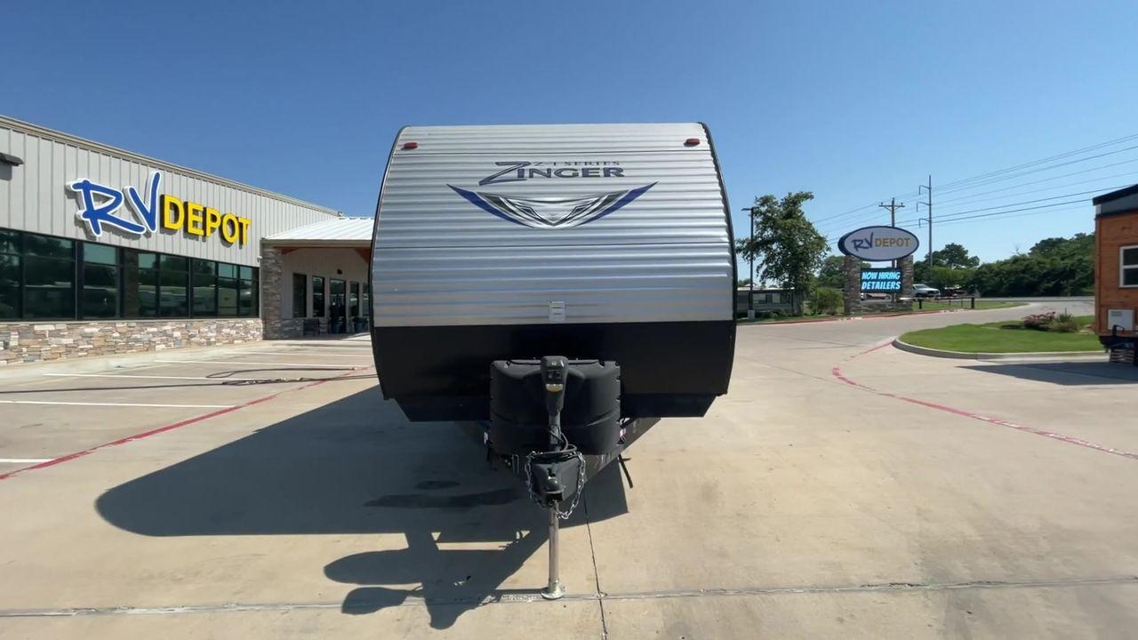 2018 WHITE KEYSTONE ZINGER 280RK (4YDT28021JS) , Length: 32.92 ft. | Dry Weight: 6,570 lbs. | Gross Weight: 9,610 lbs. | Slides: 1 transmission, located at 4319 N Main St, Cleburne, TX, 76033, (817) 678-5133, 32.385960, -97.391212 - Prepare a campout with the family this weekend in this 2018 Keystone Zinger 280RK travel trailer. It features amenities that serve you domestic comfort and convenience on the road! This unit measures 32.92 ft in length, 8 ft in width, 11.17 ft in height, and 6.75 ft in interior height. It has a dry - Photo #4