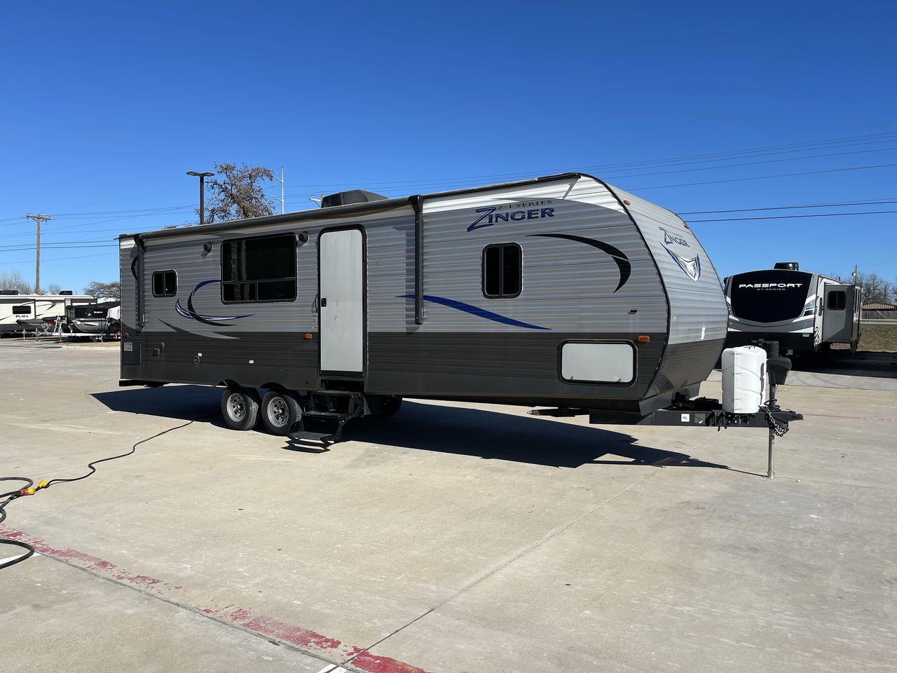 2018 WHITE KEYSTONE ZINGER 280RK (4YDT28021JS) , Length: 32.92 ft. | Dry Weight: 6,570 lbs. | Gross Weight: 9,610 lbs. | Slides: 1 transmission, located at 4319 N Main St, Cleburne, TX, 76033, (817) 678-5133, 32.385960, -97.391212 - Prepare a campout with the family this weekend in this 2018 Keystone Zinger 280RK travel trailer. It features amenities that serve you domestic comfort and convenience on the road! This unit measures 32.92 ft in length, 8 ft in width, 11.17 ft in height, and 6.75 ft in interior height. It has a dry - Photo #21