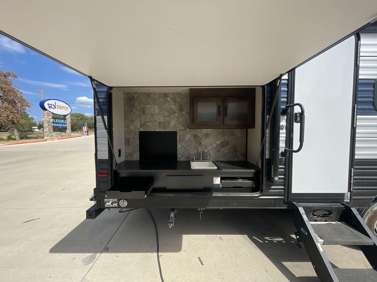 2020 FOREST RIVER CHEROKEE GRAY WOLF (4X4TCKE21LX) , Length: 36.5 ft. | Dry Weight: 6,428 lbs. | Slides: 1 transmission, located at 4319 N Main St, Cleburne, TX, 76033, (817) 678-5133, 32.385960, -97.391212 - Discover extra features that contribute to making this RV an ideal investment. (1) The Grey Wolf is Lightweight Champion, as it is made with lightweight materials, so it can be towed by most SUVs and trucks. (2) It has plenty of room for everyone to spread out and relax. (3) It has an exterior - Photo #19