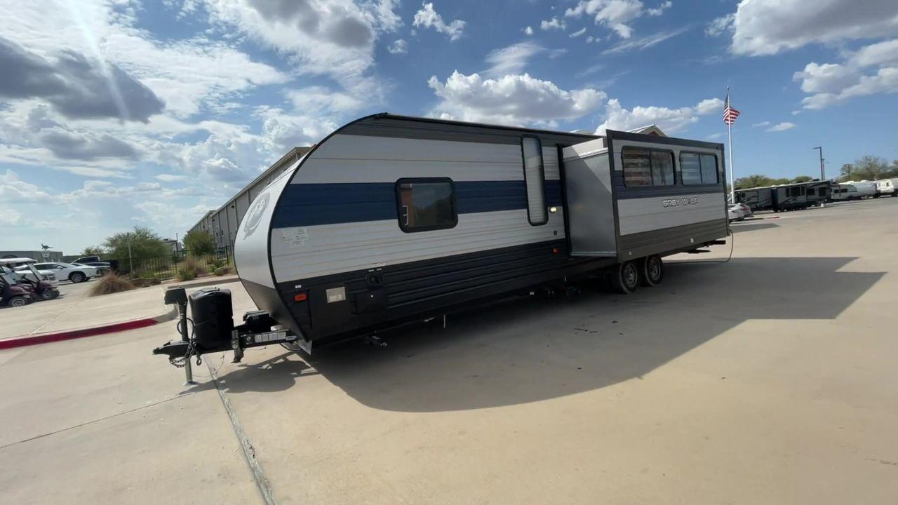 2020 FOREST RIVER CHEROKEE GRAY WOLF (4X4TCKE21LX) , Length: 36.5 ft. | Dry Weight: 6,428 lbs. | Slides: 1 transmission, located at 4319 N Main St, Cleburne, TX, 76033, (817) 678-5133, 32.385960, -97.391212 - Discover extra features that contribute to making this RV an ideal investment. (1) The Grey Wolf is Lightweight Champion, as it is made with lightweight materials, so it can be towed by most SUVs and trucks. (2) It has plenty of room for everyone to spread out and relax. (3) It has an exterior - Photo #5