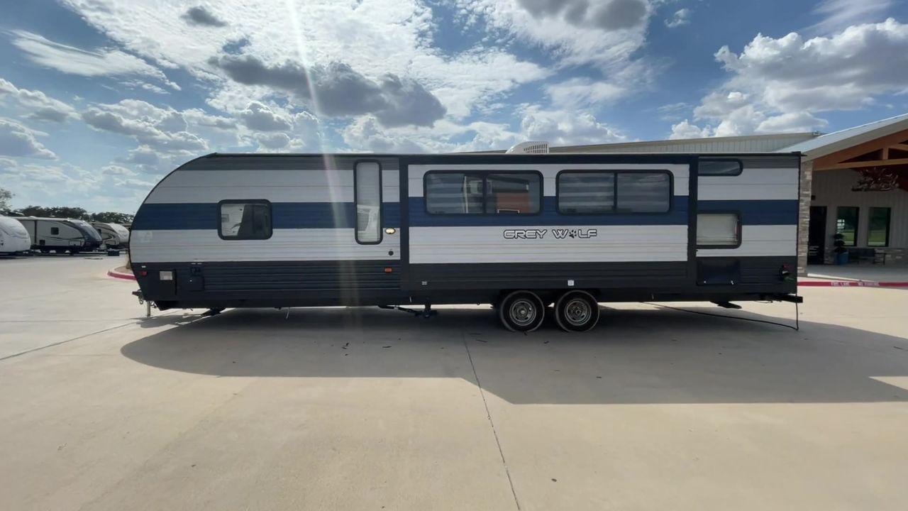 2020 FOREST RIVER CHEROKEE GRAY WOLF (4X4TCKE21LX) , Length: 36.5 ft. | Dry Weight: 6,428 lbs. | Slides: 1 transmission, located at 4319 N Main St, Cleburne, TX, 76033, (817) 678-5133, 32.385960, -97.391212 - Discover extra features that contribute to making this RV an ideal investment. (1) The Grey Wolf is Lightweight Champion, as it is made with lightweight materials, so it can be towed by most SUVs and trucks. (2) It has plenty of room for everyone to spread out and relax. (3) It has an exterior - Photo #6