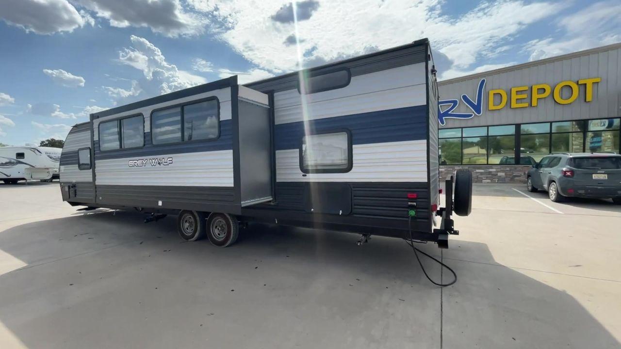 2020 FOREST RIVER CHEROKEE GRAY WOLF (4X4TCKE21LX) , Length: 36.5 ft. | Dry Weight: 6,428 lbs. | Slides: 1 transmission, located at 4319 N Main St, Cleburne, TX, 76033, (817) 678-5133, 32.385960, -97.391212 - Discover extra features that contribute to making this RV an ideal investment. (1) The Grey Wolf is Lightweight Champion, as it is made with lightweight materials, so it can be towed by most SUVs and trucks. (2) It has plenty of room for everyone to spread out and relax. (3) It has an exterior - Photo #7
