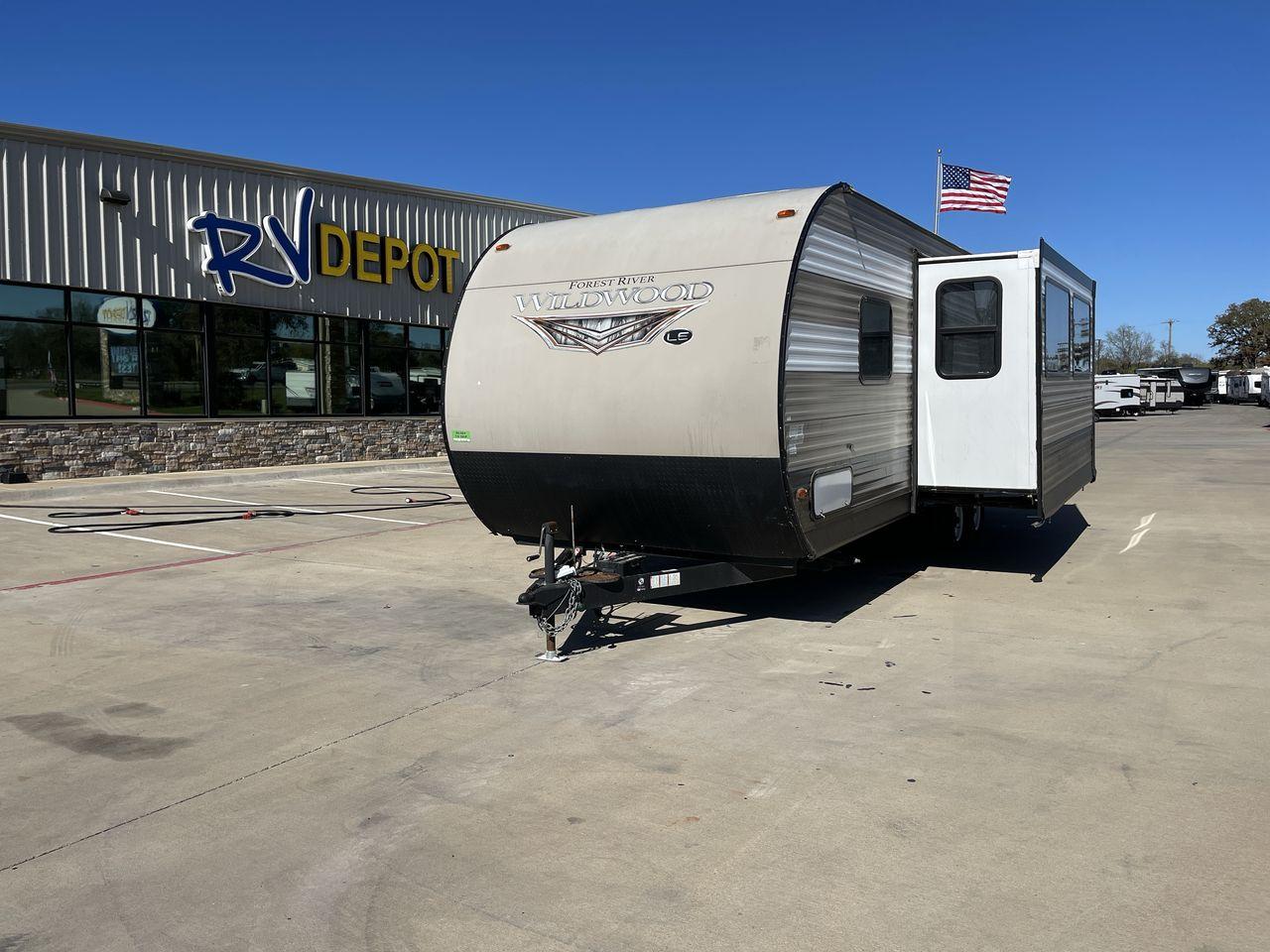 2020 WHITE FOREST RIVER WILDWOOD 26DBLE (4X4TWDB28LA) , Length: 30.4 ft. | Dry Weight: 5,868 lbs. | Gross Weight: 7775 lbs. | Slides: 1 transmission, located at 4319 N Main Street, Cleburne, TX, 76033, (817) 221-0660, 32.435829, -97.384178 - Photo #0