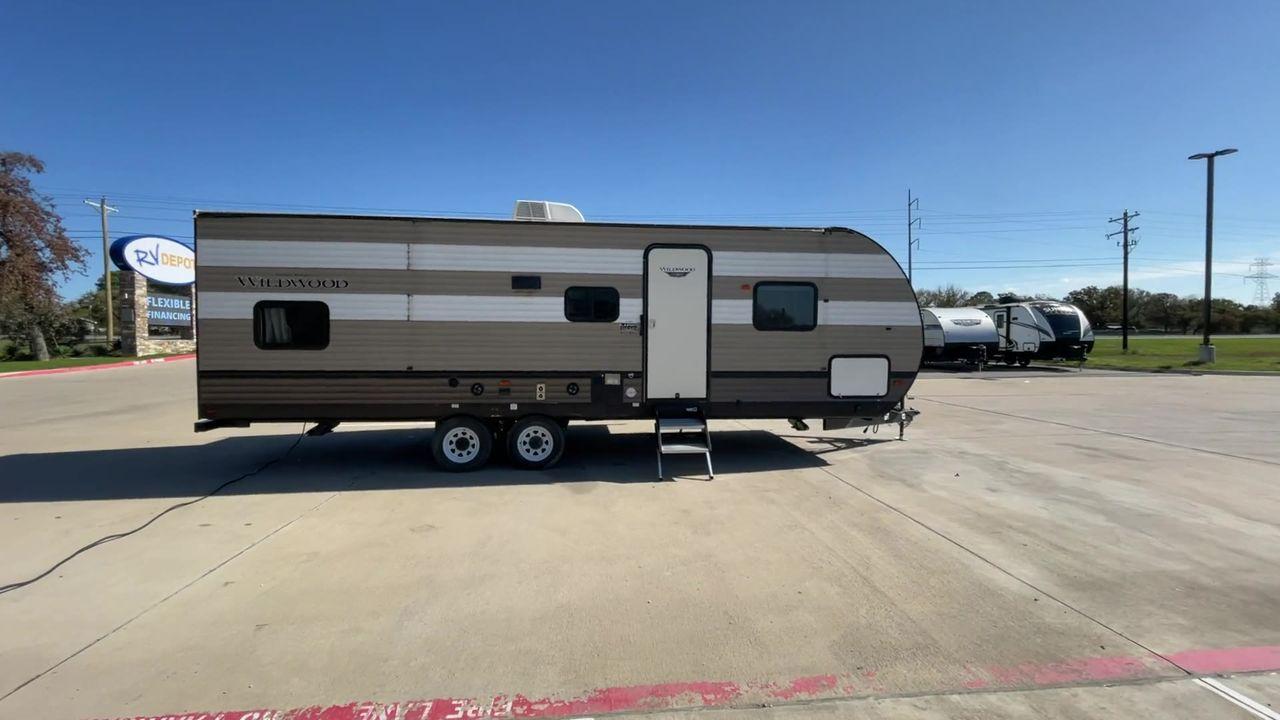 2020 WHITE FOREST RIVER WILDWOOD 26DBLE (4X4TWDB28LA) , Length: 30.4 ft. | Dry Weight: 5,868 lbs. | Gross Weight: 7775 lbs. | Slides: 1 transmission, located at 4319 N Main St, Cleburne, TX, 76033, (817) 678-5133, 32.385960, -97.391212 - Photo #2