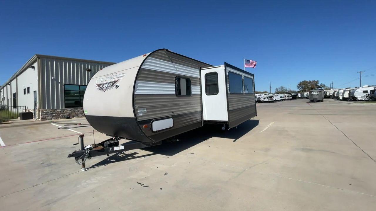 2020 WHITE FOREST RIVER WILDWOOD 26DBLE (4X4TWDB28LA) , Length: 30.4 ft. | Dry Weight: 5,868 lbs. | Gross Weight: 7775 lbs. | Slides: 1 transmission, located at 4319 N Main St, Cleburne, TX, 76033, (817) 678-5133, 32.385960, -97.391212 - Photo #5