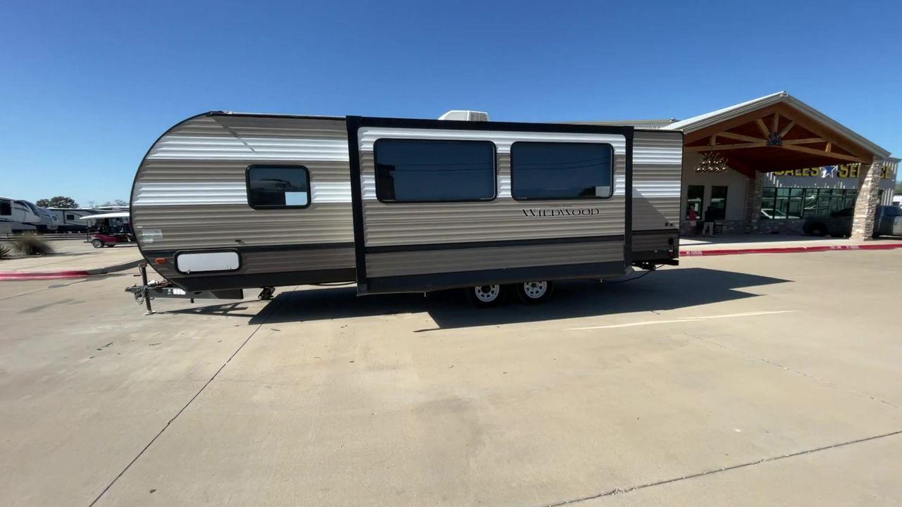 2020 WHITE FOREST RIVER WILDWOOD 26DBLE (4X4TWDB28LA) , Length: 30.4 ft. | Dry Weight: 5,868 lbs. | Gross Weight: 7775 lbs. | Slides: 1 transmission, located at 4319 N Main Street, Cleburne, TX, 76033, (817) 221-0660, 32.435829, -97.384178 - Photo #6