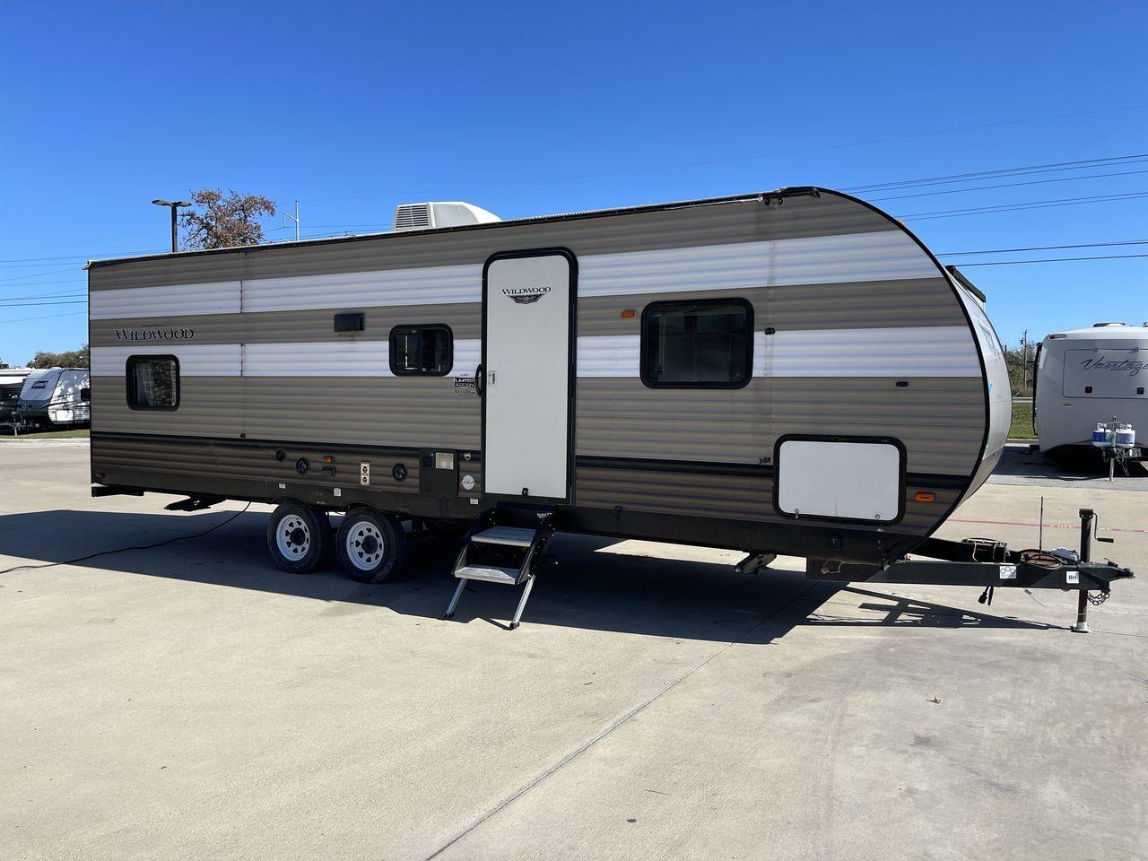 2020 WHITE FOREST RIVER WILDWOOD 26DBLE (4X4TWDB28LA) , Length: 30.4 ft. | Dry Weight: 5,868 lbs. | Gross Weight: 7775 lbs. | Slides: 1 transmission, located at 4319 N Main St, Cleburne, TX, 76033, (817) 678-5133, 32.385960, -97.391212 - Photo #22
