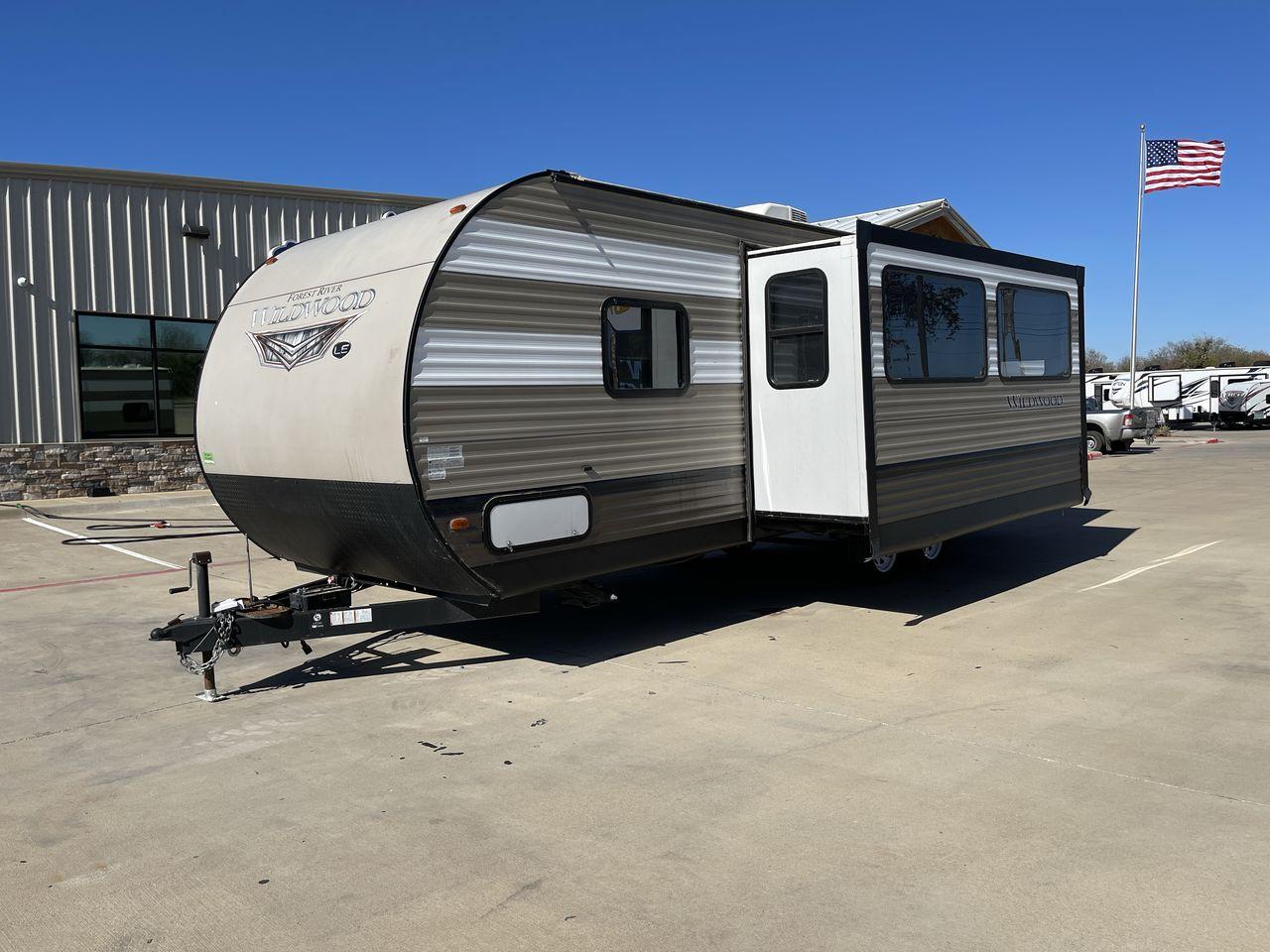 2020 WHITE FOREST RIVER WILDWOOD 26DBLE (4X4TWDB28LA) , Length: 30.4 ft. | Dry Weight: 5,868 lbs. | Gross Weight: 7775 lbs. | Slides: 1 transmission, located at 4319 N Main Street, Cleburne, TX, 76033, (817) 221-0660, 32.435829, -97.384178 - Photo #23