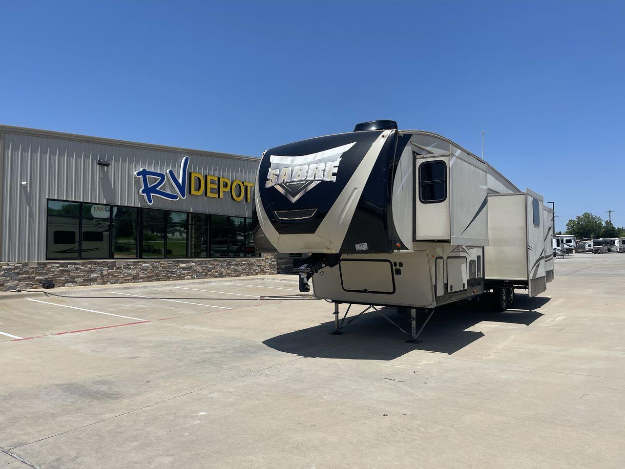 2017 FOREST RIVER SABRE 365MB (4X4FSRN22H3) , Length: 42.42 ft | Dry Weight: 12,994 lbs | Gross Weight: 15,500 lbs | Slides: 4 transmission, located at 4319 N Main Street, Cleburne, TX, 76033, (817) 221-0660, 32.435829, -97.384178 - The 2017 Forest River Sabre 365MB is a roomy fifth wheel that is meant to make camping trips more comfortable. With its spacious layout and thoughtful features, this RV provides a luxury home away from home. The unit measures 42.42 feet in length and weighs 12,994 lbs. dry, offers enough space for r - Photo #0