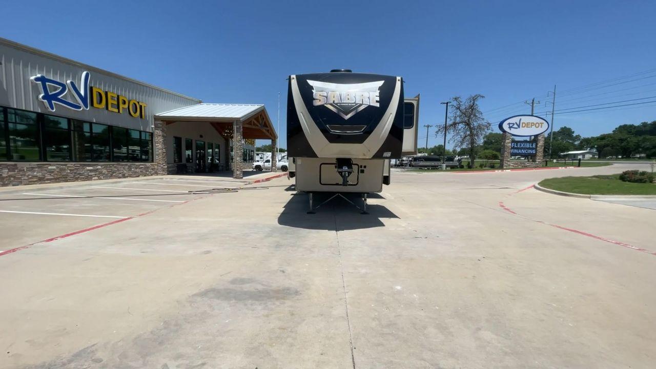 2017 FOREST RIVER SABRE 365MB (4X4FSRN22H3) , Length: 42.42 ft | Dry Weight: 12,994 lbs | Gross Weight: 15,500 lbs | Slides: 4 transmission, located at 4319 N Main Street, Cleburne, TX, 76033, (817) 221-0660, 32.435829, -97.384178 - The 2017 Forest River Sabre 365MB is a roomy fifth wheel that is meant to make camping trips more comfortable. With its spacious layout and thoughtful features, this RV provides a luxury home away from home. The unit measures 42.42 feet in length and weighs 12,994 lbs. dry, offers enough space for r - Photo #4