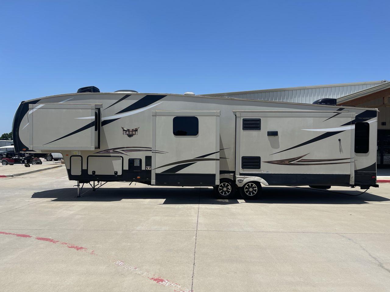 2017 FOREST RIVER SABRE 365MB (4X4FSRN22H3) , Length: 42.42 ft | Dry Weight: 12,994 lbs | Gross Weight: 15,500 lbs | Slides: 4 transmission, located at 4319 N Main Street, Cleburne, TX, 76033, (817) 221-0660, 32.435829, -97.384178 - The 2017 Forest River Sabre 365MB is a roomy fifth wheel that is meant to make camping trips more comfortable. With its spacious layout and thoughtful features, this RV provides a luxury home away from home. The unit measures 42.42 feet in length and weighs 12,994 lbs. dry, offers enough space for r - Photo #24