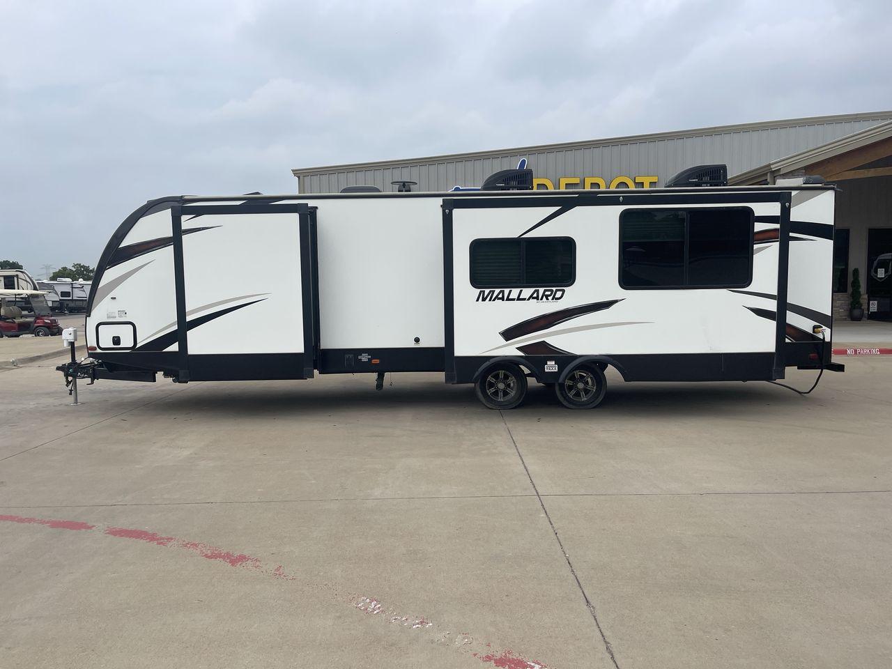 2018 HEARTLAND RECREATION MALLARD M302 (5SFNB3623JE) , Length: 36.7 ft. | Dry Weight: 6,795 lbs. lbs | Gross Weight: 8,600 lbs | Slides: 2 transmission, located at 4319 N Main Street, Cleburne, TX, 76033, (817) 221-0660, 32.435829, -97.384178 - The 2018 Heartland Recreation Mallard M302 is 36.7 feet long and weighs 6,795 pounds dry, so it's both roomy and easy to pull. It is built to last with an aluminum body and fiberglass sidewalls, so you can count on it for your car trips. This trailer's two slides make the most of the space inside, g - Photo #24