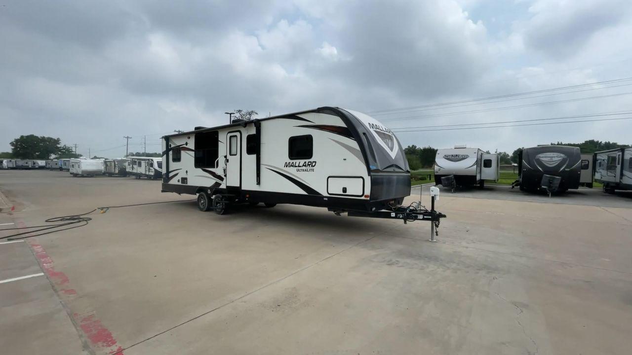 2018 HEARTLAND RECREATION MALLARD M302 (5SFNB3623JE) , Length: 36.7 ft. | Dry Weight: 6,795 lbs. lbs | Gross Weight: 8,600 lbs | Slides: 2 transmission, located at 4319 N Main Street, Cleburne, TX, 76033, (817) 221-0660, 32.435829, -97.384178 - The 2018 Heartland Recreation Mallard M302 is 36.7 feet long and weighs 6,795 pounds dry, so it's both roomy and easy to pull. It is built to last with an aluminum body and fiberglass sidewalls, so you can count on it for your car trips. This trailer's two slides make the most of the space inside, g - Photo #3