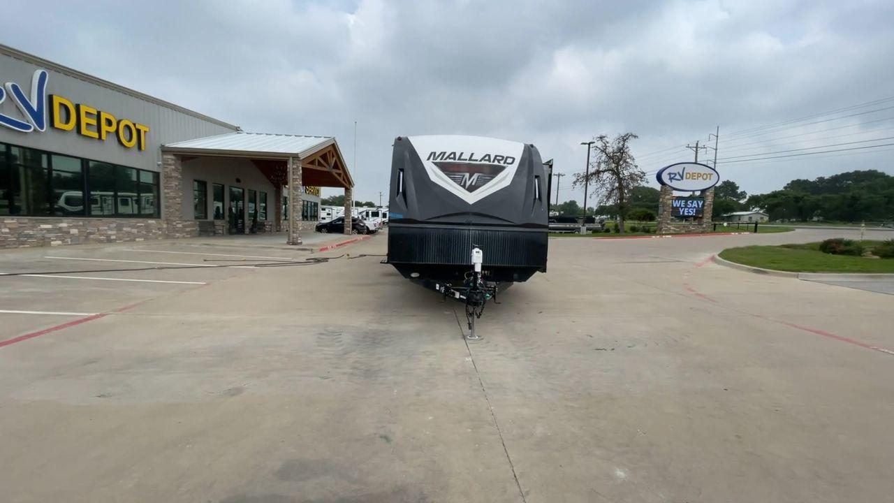 2018 HEARTLAND RECREATION MALLARD M302 (5SFNB3623JE) , Length: 36.7 ft. | Dry Weight: 6,795 lbs. lbs | Gross Weight: 8,600 lbs | Slides: 2 transmission, located at 4319 N Main Street, Cleburne, TX, 76033, (817) 221-0660, 32.435829, -97.384178 - The 2018 Heartland Recreation Mallard M302 is 36.7 feet long and weighs 6,795 pounds dry, so it's both roomy and easy to pull. It is built to last with an aluminum body and fiberglass sidewalls, so you can count on it for your car trips. This trailer's two slides make the most of the space inside, g - Photo #4