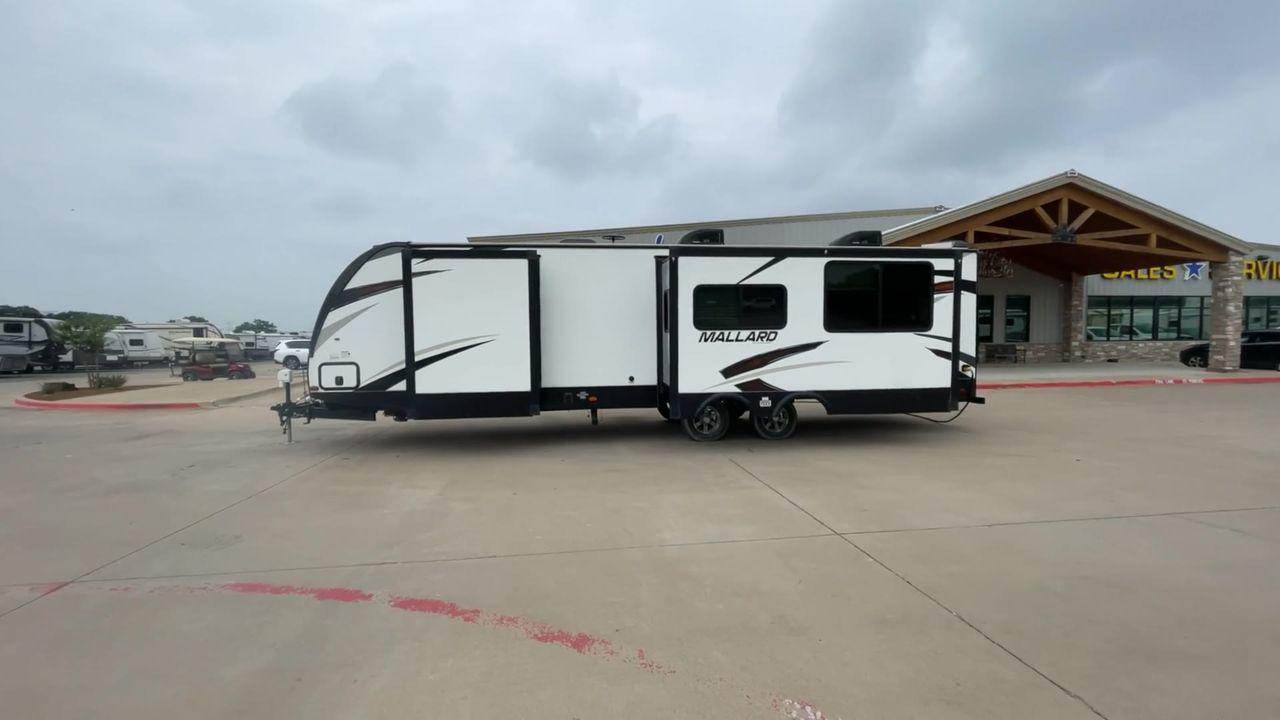 2018 HEARTLAND RECREATION MALLARD M302 (5SFNB3623JE) , Length: 36.7 ft. | Dry Weight: 6,795 lbs. lbs | Gross Weight: 8,600 lbs | Slides: 2 transmission, located at 4319 N Main Street, Cleburne, TX, 76033, (817) 221-0660, 32.435829, -97.384178 - The 2018 Heartland Recreation Mallard M302 is 36.7 feet long and weighs 6,795 pounds dry, so it's both roomy and easy to pull. It is built to last with an aluminum body and fiberglass sidewalls, so you can count on it for your car trips. This trailer's two slides make the most of the space inside, g - Photo #6