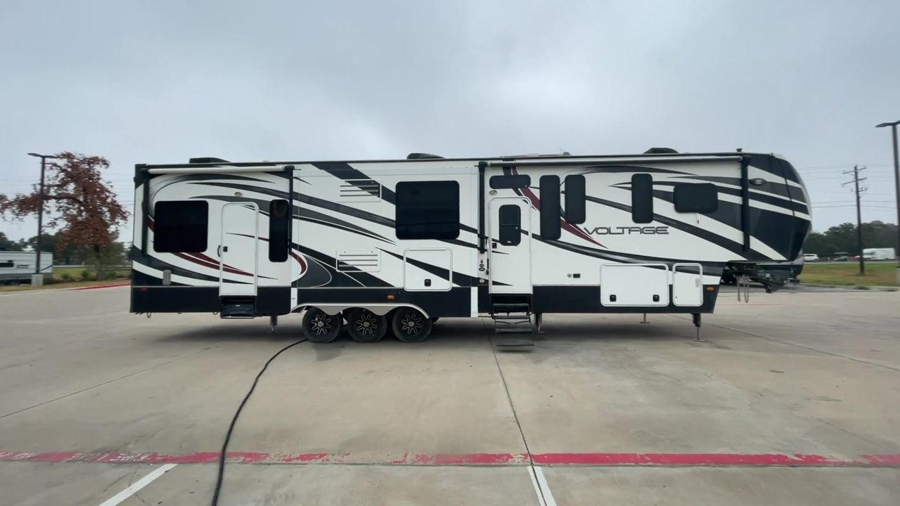 2014 DUTCHMEN VOLTAGE 3970 (47CFVTV33EC) , Length: 44 ft. Slides: 3 transmission, located at 4319 N Main St, Cleburne, TX, 76033, (817) 678-5133, 32.385960, -97.391212 - This 2014 Dutchmen Voltage 3970 has you covered when it comes to spaciousness, comfort, and luxury! This toy hauler is a triple-axle aluminum wheel set-up measuring 44 ft. in length and 13.33 ft. in height. It comes with 3 slides to provide more interior flooring. The cargo area has a whole 11 - Photo #4