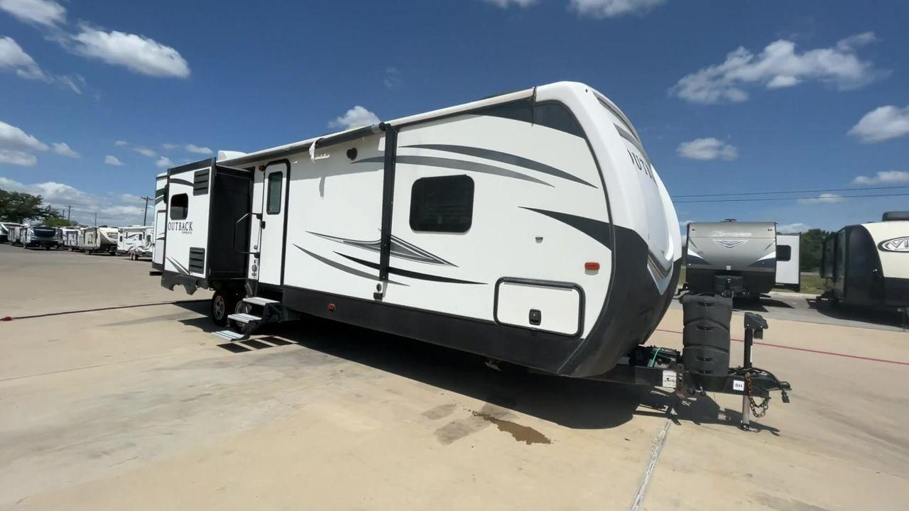 2018 BLACK KEYSTONE RV OUTBACK 325BH (4YDT32520JB) , Length: 37.42 ft. | Dry Weight: 8,428 lbs. | Gross Weight: 10,500 lbs. | Slides: 3 transmission, located at 4319 N Main St, Cleburne, TX, 76033, (817) 678-5133, 32.385960, -97.391212 - Photo #5
