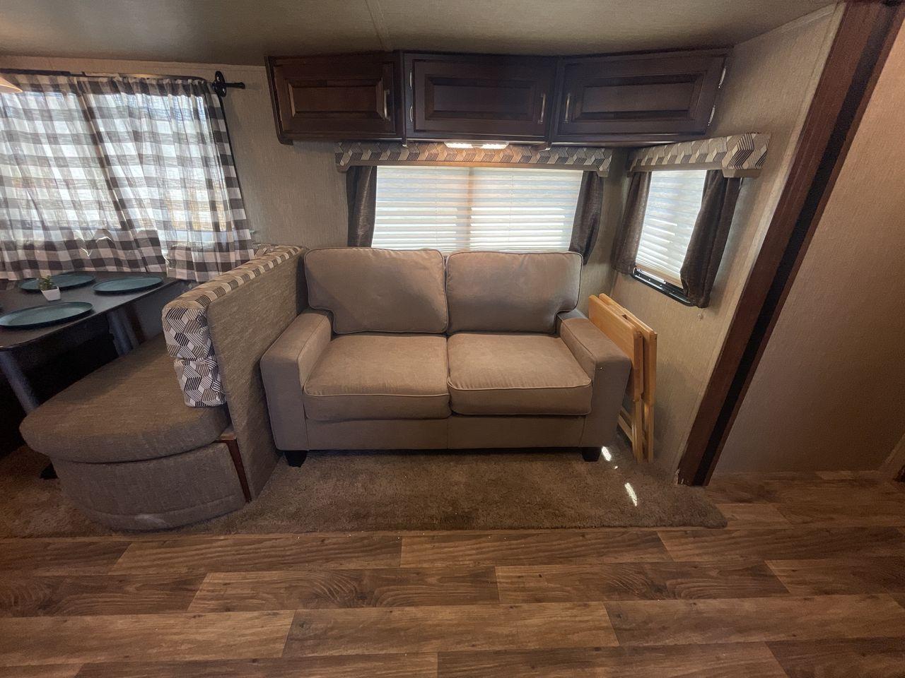 2018 BLACK KEYSTONE RV OUTBACK 325BH (4YDT32520JB) , Length: 37.42 ft. | Dry Weight: 8,428 lbs. | Gross Weight: 10,500 lbs. | Slides: 3 transmission, located at 4319 N Main St, Cleburne, TX, 76033, (817) 678-5133, 32.385960, -97.391212 - Gather the family inside this Outback Super Lite 325BH by Keystone RV, which features a bunkhouse, front bedroom, outside kitchen, and triple slides. The dimensions of this 325BH model are 37.42 ft in length, 8 ft in width, and 11.33 ft in height. It has a dry weight of 8,428 lbs with a payload capa - Photo #14