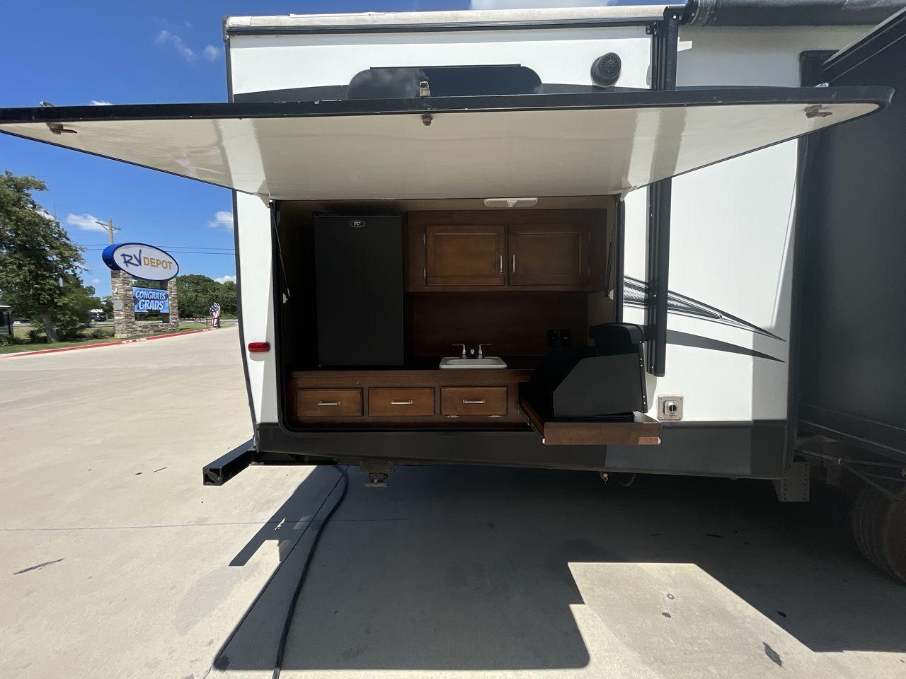 2018 BLACK KEYSTONE RV OUTBACK 325BH (4YDT32520JB) , Length: 37.42 ft. | Dry Weight: 8,428 lbs. | Gross Weight: 10,500 lbs. | Slides: 3 transmission, located at 4319 N Main St, Cleburne, TX, 76033, (817) 678-5133, 32.385960, -97.391212 - Gather the family inside this Outback Super Lite 325BH by Keystone RV, which features a bunkhouse, front bedroom, outside kitchen, and triple slides. The dimensions of this 325BH model are 37.42 ft in length, 8 ft in width, and 11.33 ft in height. It has a dry weight of 8,428 lbs with a payload capa - Photo #24