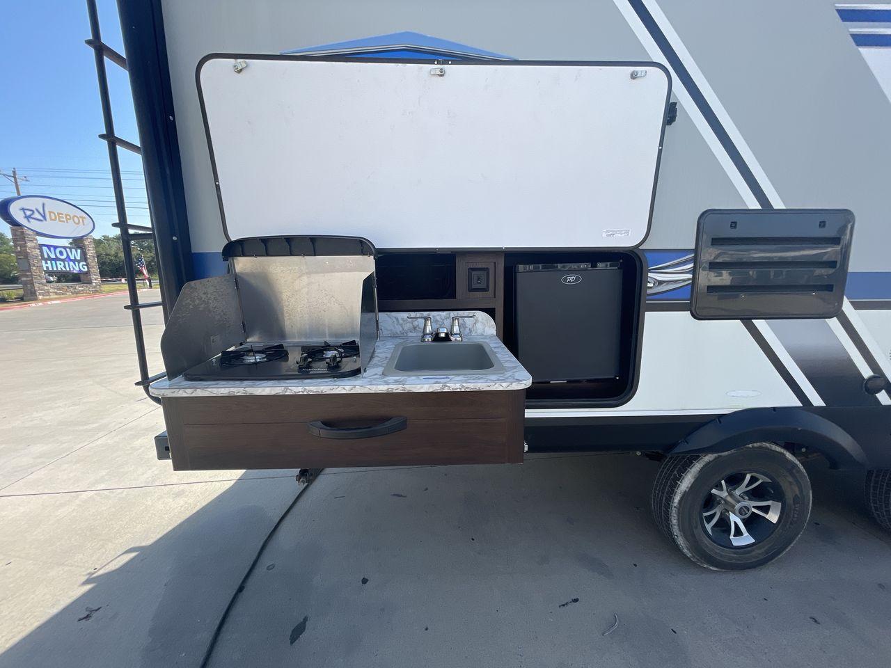 2018 WHITE JAYCO JAY FLIGHT 23MRB (1UJBJ0BN5J1) , Length: 28.17 ft | Dry Weight: 5,560 lbs. | Gross Weight: 7,250 lbs. | Slides: 1 transmission, located at 4319 N Main St, Cleburne, TX, 76033, (817) 678-5133, 32.385960, -97.391212 - The 2018 Jayco Jay Flight 23MRB is a travel trailer that encapsulates both compactness and luxury for unparalleled camping experiences. Spanning 28 feet in length, this model boasts a thoughtfully arranged interior featuring a single slide-out, seamlessly amplifying the living space. The Jay Flight - Photo #20