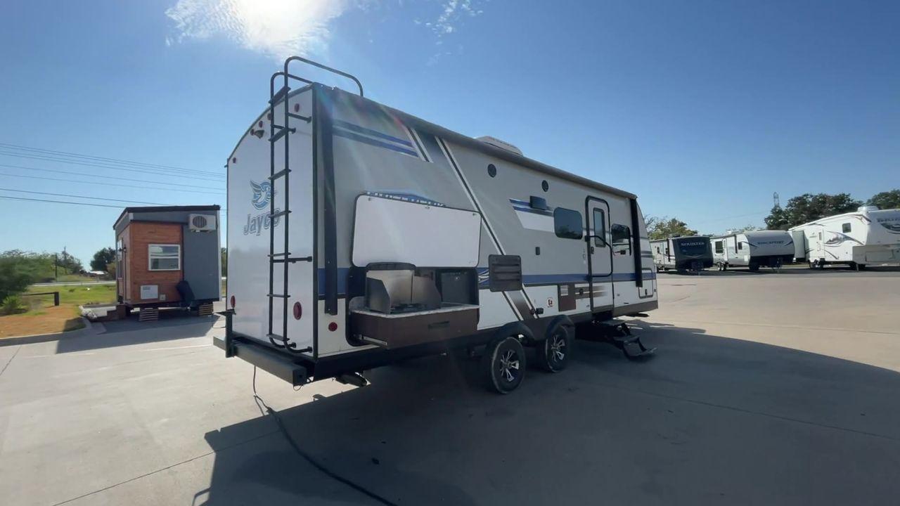 2018 WHITE JAYCO JAY FLIGHT 23MRB (1UJBJ0BN5J1) , Length: 28.17 ft | Dry Weight: 5,560 lbs. | Gross Weight: 7,250 lbs. | Slides: 1 transmission, located at 4319 N Main St, Cleburne, TX, 76033, (817) 678-5133, 32.385960, -97.391212 - The 2018 Jayco Jay Flight 23MRB is a travel trailer that encapsulates both compactness and luxury for unparalleled camping experiences. Spanning 28 feet in length, this model boasts a thoughtfully arranged interior featuring a single slide-out, seamlessly amplifying the living space. The Jay Flight - Photo #1