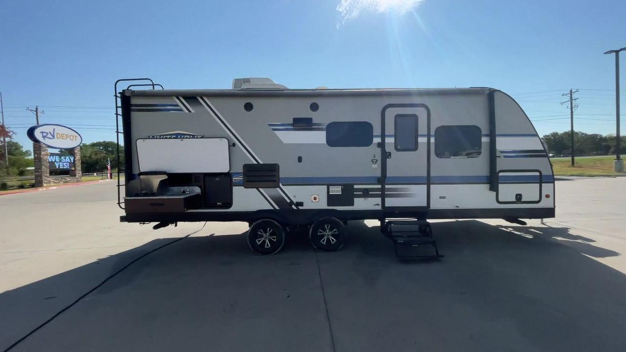 2018 WHITE JAYCO JAY FLIGHT 23MRB (1UJBJ0BN5J1) , Length: 28.17 ft | Dry Weight: 5,560 lbs. | Gross Weight: 7,250 lbs. | Slides: 1 transmission, located at 4319 N Main St, Cleburne, TX, 76033, (817) 678-5133, 32.385960, -97.391212 - The 2018 Jayco Jay Flight 23MRB is a travel trailer that encapsulates both compactness and luxury for unparalleled camping experiences. Spanning 28 feet in length, this model boasts a thoughtfully arranged interior featuring a single slide-out, seamlessly amplifying the living space. The Jay Flight - Photo #2