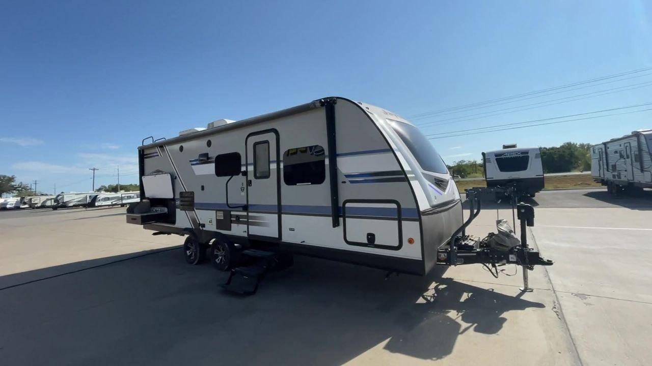 2018 WHITE JAYCO JAY FLIGHT 23MRB (1UJBJ0BN5J1) , Length: 28.17 ft | Dry Weight: 5,560 lbs. | Gross Weight: 7,250 lbs. | Slides: 1 transmission, located at 4319 N Main St, Cleburne, TX, 76033, (817) 678-5133, 32.385960, -97.391212 - The 2018 Jayco Jay Flight 23MRB is a travel trailer that encapsulates both compactness and luxury for unparalleled camping experiences. Spanning 28 feet in length, this model boasts a thoughtfully arranged interior featuring a single slide-out, seamlessly amplifying the living space. The Jay Flight - Photo #3