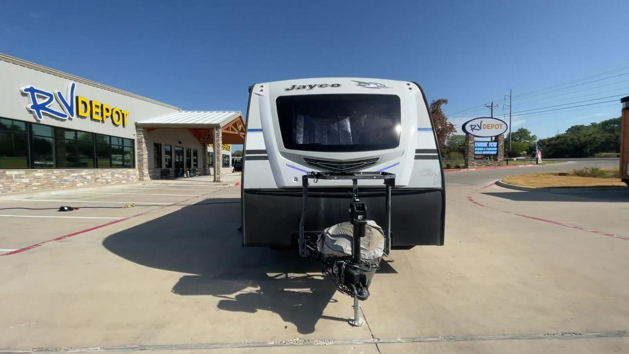 2018 WHITE JAYCO JAY FLIGHT 23MRB (1UJBJ0BN5J1) , Length: 28.17 ft | Dry Weight: 5,560 lbs. | Gross Weight: 7,250 lbs. | Slides: 1 transmission, located at 4319 N Main Street, Cleburne, TX, 76033, (817) 221-0660, 32.435829, -97.384178 - The 2018 Jayco Jay Flight 23MRB is a travel trailer that encapsulates both compactness and luxury for unparalleled camping experiences. Spanning 28 feet in length, this model boasts a thoughtfully arranged interior featuring a single slide-out, seamlessly amplifying the living space. The Jay Flight - Photo #4