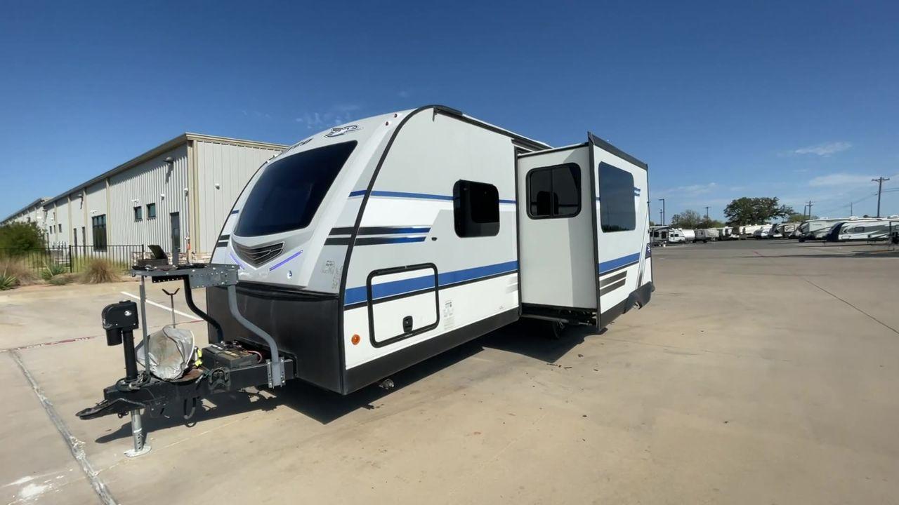 2018 WHITE JAYCO JAY FLIGHT 23MRB (1UJBJ0BN5J1) , Length: 28.17 ft | Dry Weight: 5,560 lbs. | Gross Weight: 7,250 lbs. | Slides: 1 transmission, located at 4319 N Main St, Cleburne, TX, 76033, (817) 678-5133, 32.385960, -97.391212 - The 2018 Jayco Jay Flight 23MRB is a travel trailer that encapsulates both compactness and luxury for unparalleled camping experiences. Spanning 28 feet in length, this model boasts a thoughtfully arranged interior featuring a single slide-out, seamlessly amplifying the living space. The Jay Flight - Photo #5