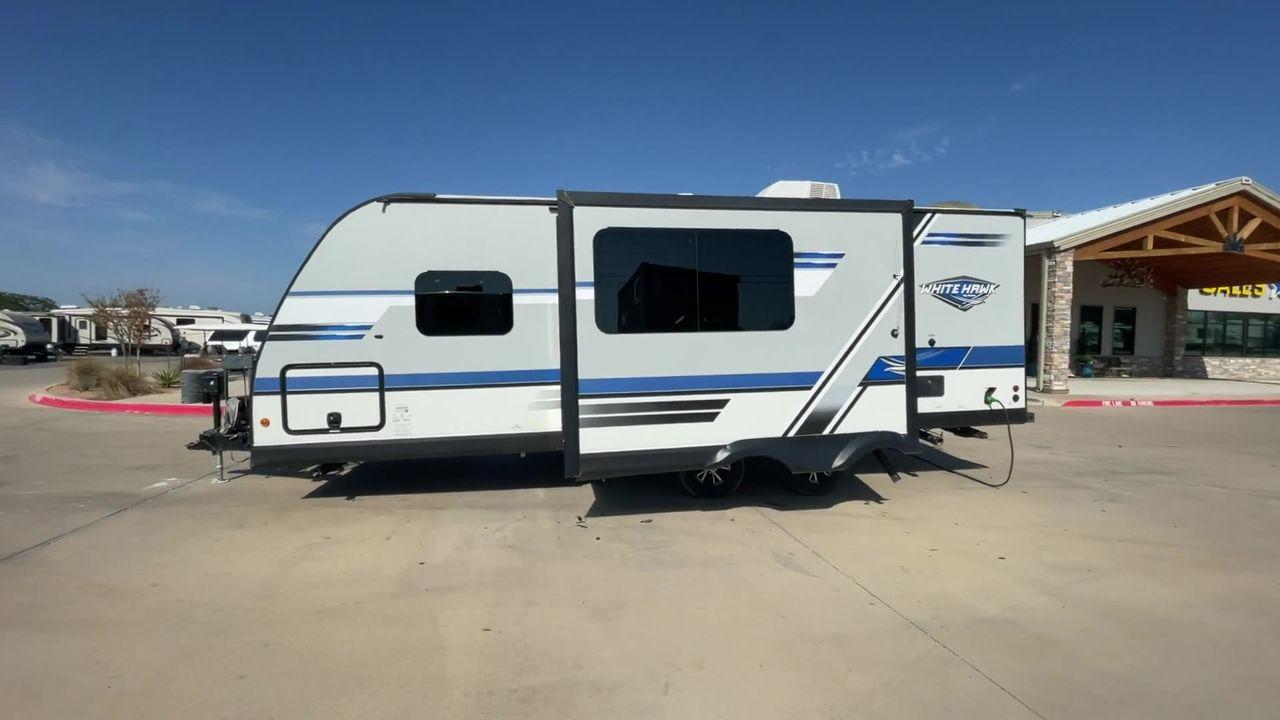 2018 WHITE JAYCO JAY FLIGHT 23MRB (1UJBJ0BN5J1) , Length: 28.17 ft | Dry Weight: 5,560 lbs. | Gross Weight: 7,250 lbs. | Slides: 1 transmission, located at 4319 N Main St, Cleburne, TX, 76033, (817) 678-5133, 32.385960, -97.391212 - The 2018 Jayco Jay Flight 23MRB is a travel trailer that encapsulates both compactness and luxury for unparalleled camping experiences. Spanning 28 feet in length, this model boasts a thoughtfully arranged interior featuring a single slide-out, seamlessly amplifying the living space. The Jay Flight - Photo #6