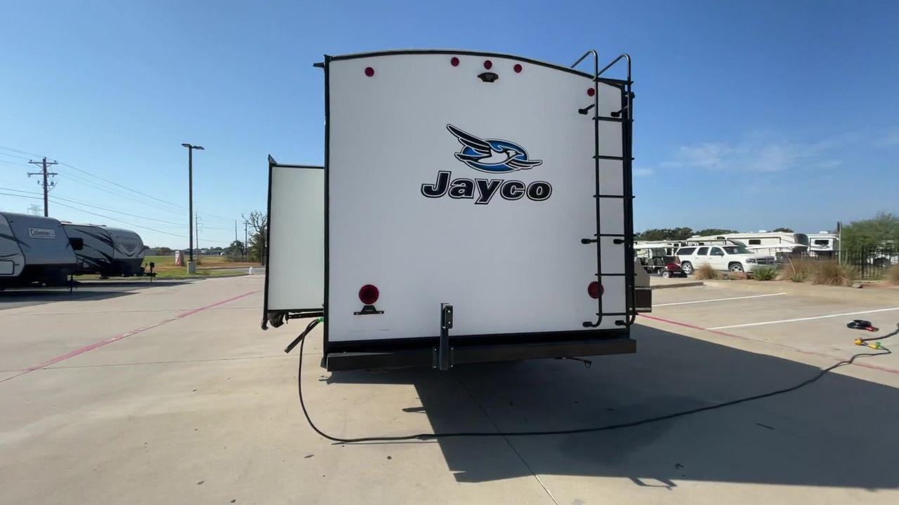 2018 WHITE JAYCO JAY FLIGHT 23MRB (1UJBJ0BN5J1) , Length: 28.17 ft | Dry Weight: 5,560 lbs. | Gross Weight: 7,250 lbs. | Slides: 1 transmission, located at 4319 N Main St, Cleburne, TX, 76033, (817) 678-5133, 32.385960, -97.391212 - The 2018 Jayco Jay Flight 23MRB is a travel trailer that encapsulates both compactness and luxury for unparalleled camping experiences. Spanning 28 feet in length, this model boasts a thoughtfully arranged interior featuring a single slide-out, seamlessly amplifying the living space. The Jay Flight - Photo #8
