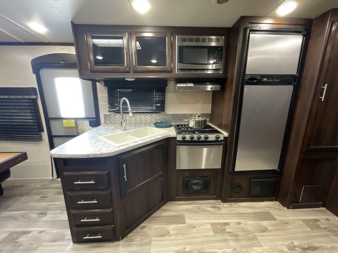 2018 WHITE JAYCO JAY FLIGHT 23MRB (1UJBJ0BN5J1) , Length: 28.17 ft | Dry Weight: 5,560 lbs. | Gross Weight: 7,250 lbs. | Slides: 1 transmission, located at 4319 N Main Street, Cleburne, TX, 76033, (817) 221-0660, 32.435829, -97.384178 - The 2018 Jayco Jay Flight 23MRB is a travel trailer that encapsulates both compactness and luxury for unparalleled camping experiences. Spanning 28 feet in length, this model boasts a thoughtfully arranged interior featuring a single slide-out, seamlessly amplifying the living space. The Jay Flight - Photo #10