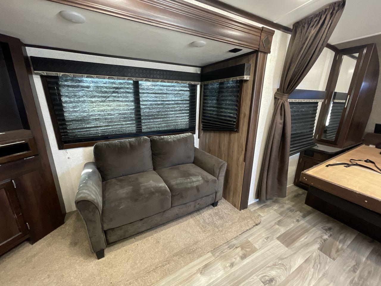 2018 WHITE JAYCO JAY FLIGHT 23MRB (1UJBJ0BN5J1) , Length: 28.17 ft | Dry Weight: 5,560 lbs. | Gross Weight: 7,250 lbs. | Slides: 1 transmission, located at 4319 N Main St, Cleburne, TX, 76033, (817) 678-5133, 32.385960, -97.391212 - The 2018 Jayco Jay Flight 23MRB is a travel trailer that encapsulates both compactness and luxury for unparalleled camping experiences. Spanning 28 feet in length, this model boasts a thoughtfully arranged interior featuring a single slide-out, seamlessly amplifying the living space. The Jay Flight - Photo #11
