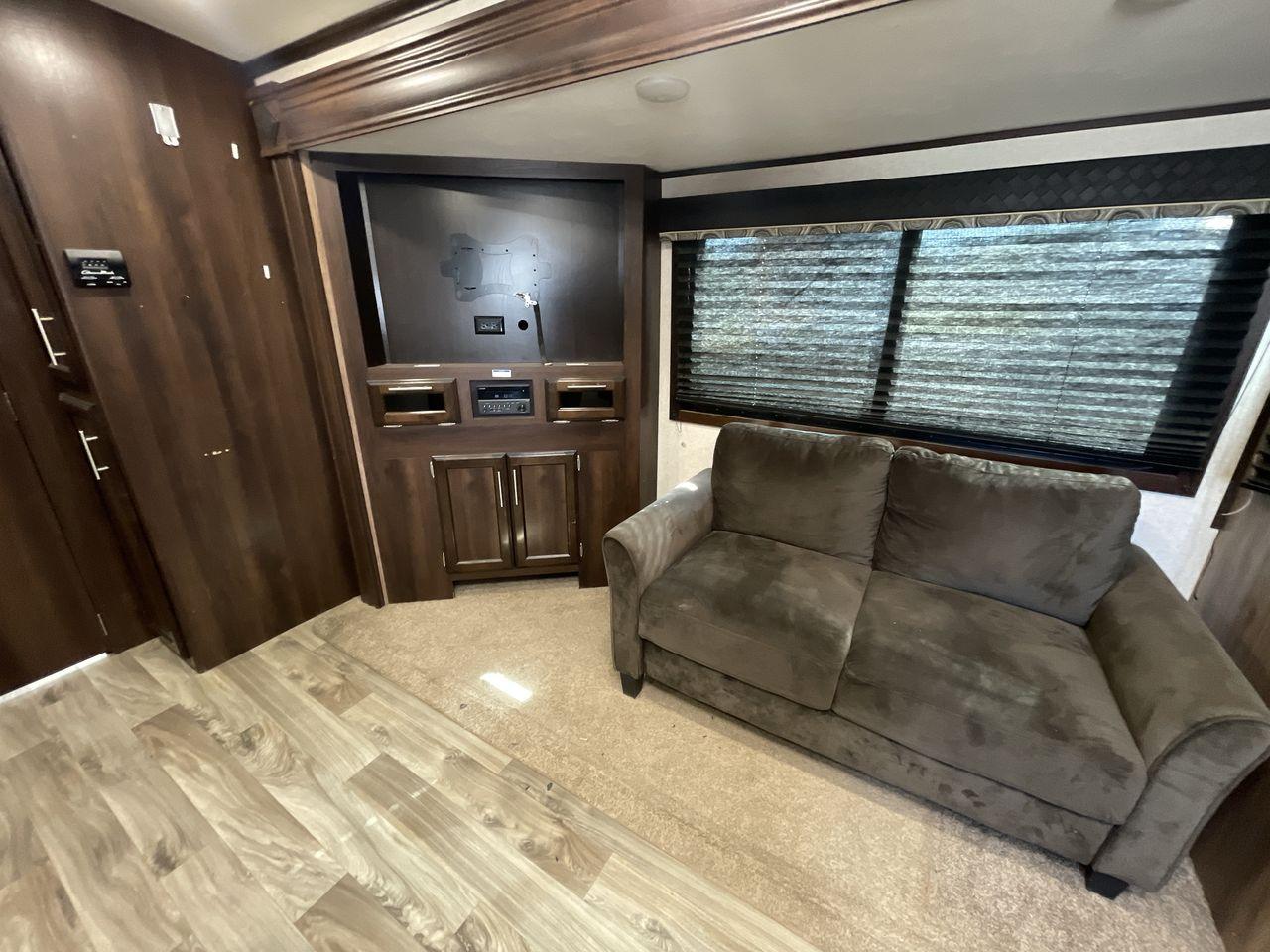 2018 WHITE JAYCO JAY FLIGHT 23MRB (1UJBJ0BN5J1) , Length: 28.17 ft | Dry Weight: 5,560 lbs. | Gross Weight: 7,250 lbs. | Slides: 1 transmission, located at 4319 N Main Street, Cleburne, TX, 76033, (817) 221-0660, 32.435829, -97.384178 - The 2018 Jayco Jay Flight 23MRB is a travel trailer that encapsulates both compactness and luxury for unparalleled camping experiences. Spanning 28 feet in length, this model boasts a thoughtfully arranged interior featuring a single slide-out, seamlessly amplifying the living space. The Jay Flight - Photo #12