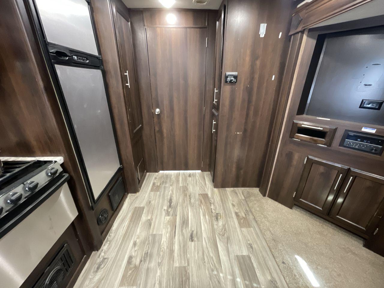 2018 WHITE JAYCO JAY FLIGHT 23MRB (1UJBJ0BN5J1) , Length: 28.17 ft | Dry Weight: 5,560 lbs. | Gross Weight: 7,250 lbs. | Slides: 1 transmission, located at 4319 N Main St, Cleburne, TX, 76033, (817) 678-5133, 32.385960, -97.391212 - The 2018 Jayco Jay Flight 23MRB is a travel trailer that encapsulates both compactness and luxury for unparalleled camping experiences. Spanning 28 feet in length, this model boasts a thoughtfully arranged interior featuring a single slide-out, seamlessly amplifying the living space. The Jay Flight - Photo #13