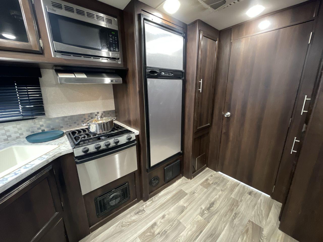 2018 WHITE JAYCO JAY FLIGHT 23MRB (1UJBJ0BN5J1) , Length: 28.17 ft | Dry Weight: 5,560 lbs. | Gross Weight: 7,250 lbs. | Slides: 1 transmission, located at 4319 N Main St, Cleburne, TX, 76033, (817) 678-5133, 32.385960, -97.391212 - The 2018 Jayco Jay Flight 23MRB is a travel trailer that encapsulates both compactness and luxury for unparalleled camping experiences. Spanning 28 feet in length, this model boasts a thoughtfully arranged interior featuring a single slide-out, seamlessly amplifying the living space. The Jay Flight - Photo #14