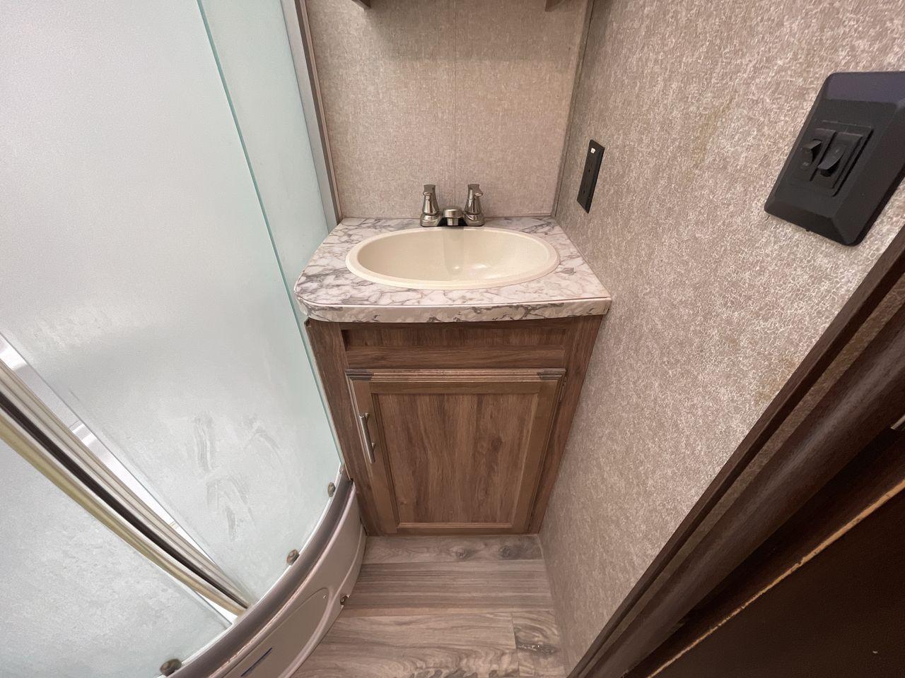2018 WHITE JAYCO JAY FLIGHT 23MRB (1UJBJ0BN5J1) , Length: 28.17 ft | Dry Weight: 5,560 lbs. | Gross Weight: 7,250 lbs. | Slides: 1 transmission, located at 4319 N Main Street, Cleburne, TX, 76033, (817) 221-0660, 32.435829, -97.384178 - The 2018 Jayco Jay Flight 23MRB is a travel trailer that encapsulates both compactness and luxury for unparalleled camping experiences. Spanning 28 feet in length, this model boasts a thoughtfully arranged interior featuring a single slide-out, seamlessly amplifying the living space. The Jay Flight - Photo #16