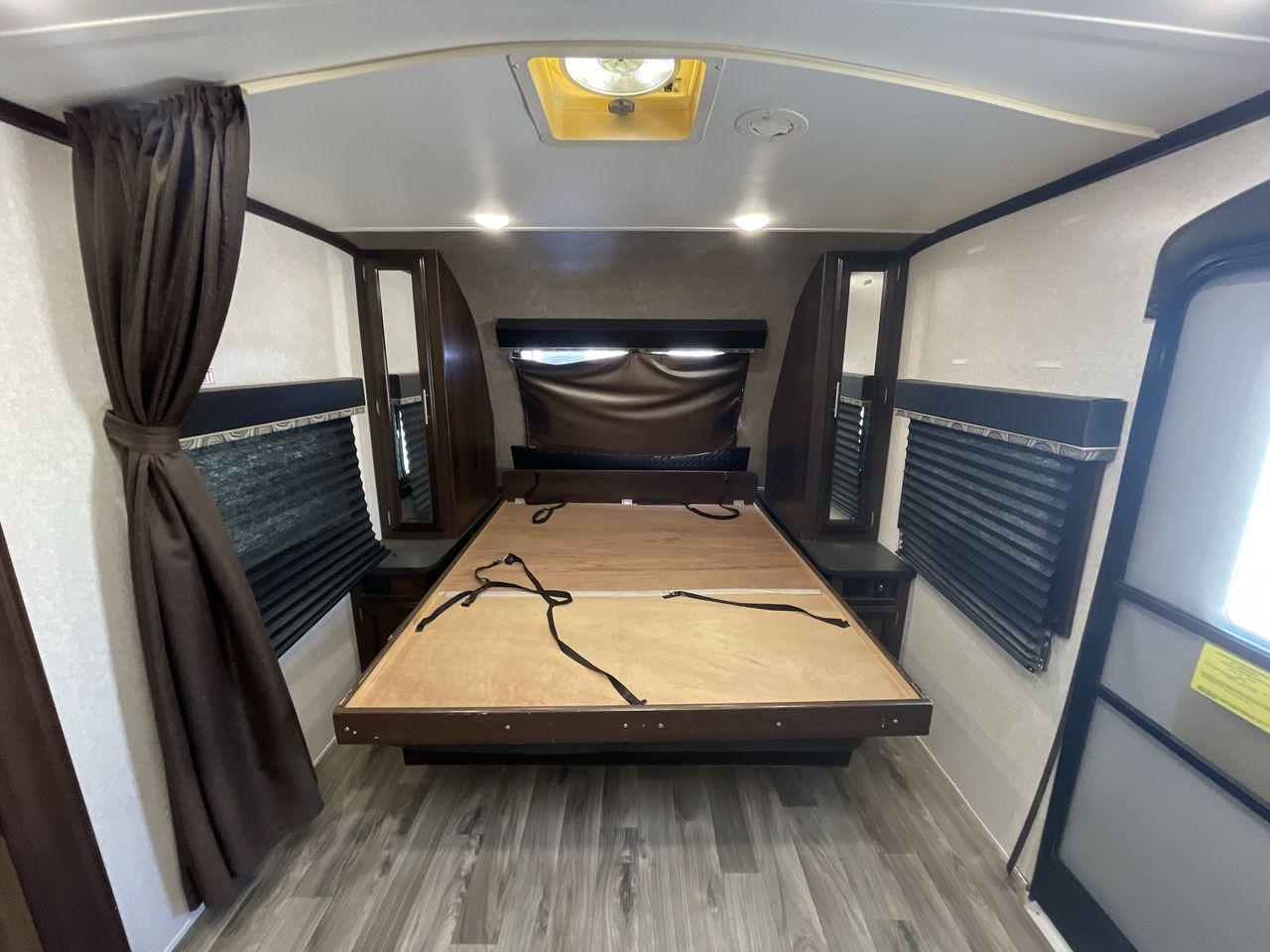 2018 WHITE JAYCO JAY FLIGHT 23MRB (1UJBJ0BN5J1) , Length: 28.17 ft | Dry Weight: 5,560 lbs. | Gross Weight: 7,250 lbs. | Slides: 1 transmission, located at 4319 N Main St, Cleburne, TX, 76033, (817) 678-5133, 32.385960, -97.391212 - The 2018 Jayco Jay Flight 23MRB is a travel trailer that encapsulates both compactness and luxury for unparalleled camping experiences. Spanning 28 feet in length, this model boasts a thoughtfully arranged interior featuring a single slide-out, seamlessly amplifying the living space. The Jay Flight - Photo #17