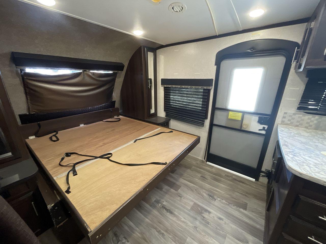 2018 WHITE JAYCO JAY FLIGHT 23MRB (1UJBJ0BN5J1) , Length: 28.17 ft | Dry Weight: 5,560 lbs. | Gross Weight: 7,250 lbs. | Slides: 1 transmission, located at 4319 N Main Street, Cleburne, TX, 76033, (817) 221-0660, 32.435829, -97.384178 - The 2018 Jayco Jay Flight 23MRB is a travel trailer that encapsulates both compactness and luxury for unparalleled camping experiences. Spanning 28 feet in length, this model boasts a thoughtfully arranged interior featuring a single slide-out, seamlessly amplifying the living space. The Jay Flight - Photo #18
