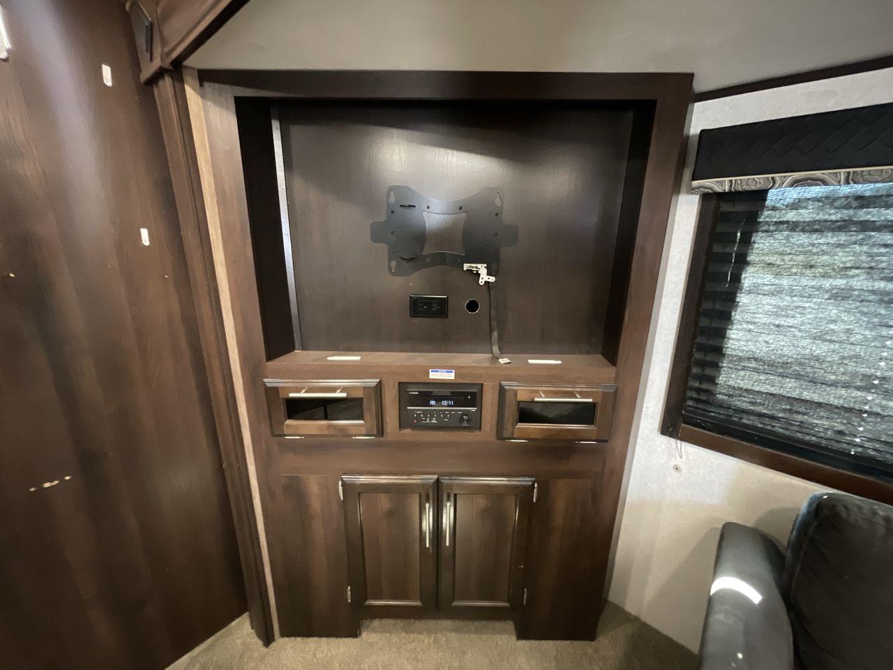 2018 WHITE JAYCO JAY FLIGHT 23MRB (1UJBJ0BN5J1) , Length: 28.17 ft | Dry Weight: 5,560 lbs. | Gross Weight: 7,250 lbs. | Slides: 1 transmission, located at 4319 N Main Street, Cleburne, TX, 76033, (817) 221-0660, 32.435829, -97.384178 - The 2018 Jayco Jay Flight 23MRB is a travel trailer that encapsulates both compactness and luxury for unparalleled camping experiences. Spanning 28 feet in length, this model boasts a thoughtfully arranged interior featuring a single slide-out, seamlessly amplifying the living space. The Jay Flight - Photo #19