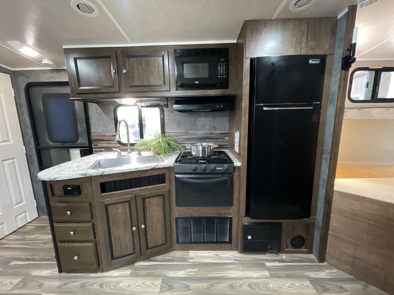 2018 TAN CRUISER RV MPG 2400BH (5RXHB2927J2) , Length: 29.08 ft. | Dry Weight: 5,320 lbs. | Gross Weight: 7,565 lbs. | Slides: 1 transmission, located at 4319 N Main Street, Cleburne, TX, 76033, (817) 221-0660, 32.435829, -97.384178 - Camping is more enjoyable when you include a few more of your friends. In this 2018 Cruiser MPG 2400BH travel trailer, you can accommodate a few extra guests thanks to a rear set of double-sized bunk beds. The dimensions of this unit are 29.08 ft in length, 8 ft in width, 11.08 ft in height, and - Photo #10