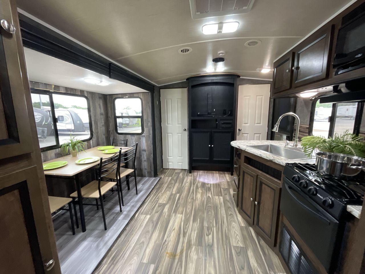 2018 TAN CRUISER RV MPG 2400BH (5RXHB2927J2) , Length: 29.08 ft. | Dry Weight: 5,320 lbs. | Gross Weight: 7,565 lbs. | Slides: 1 transmission, located at 4319 N Main Street, Cleburne, TX, 76033, (817) 221-0660, 32.435829, -97.384178 - Camping is more enjoyable when you include a few more of your friends. In this 2018 Cruiser MPG 2400BH travel trailer, you can accommodate a few extra guests thanks to a rear set of double-sized bunk beds. The dimensions of this unit are 29.08 ft in length, 8 ft in width, 11.08 ft in height, and - Photo #12
