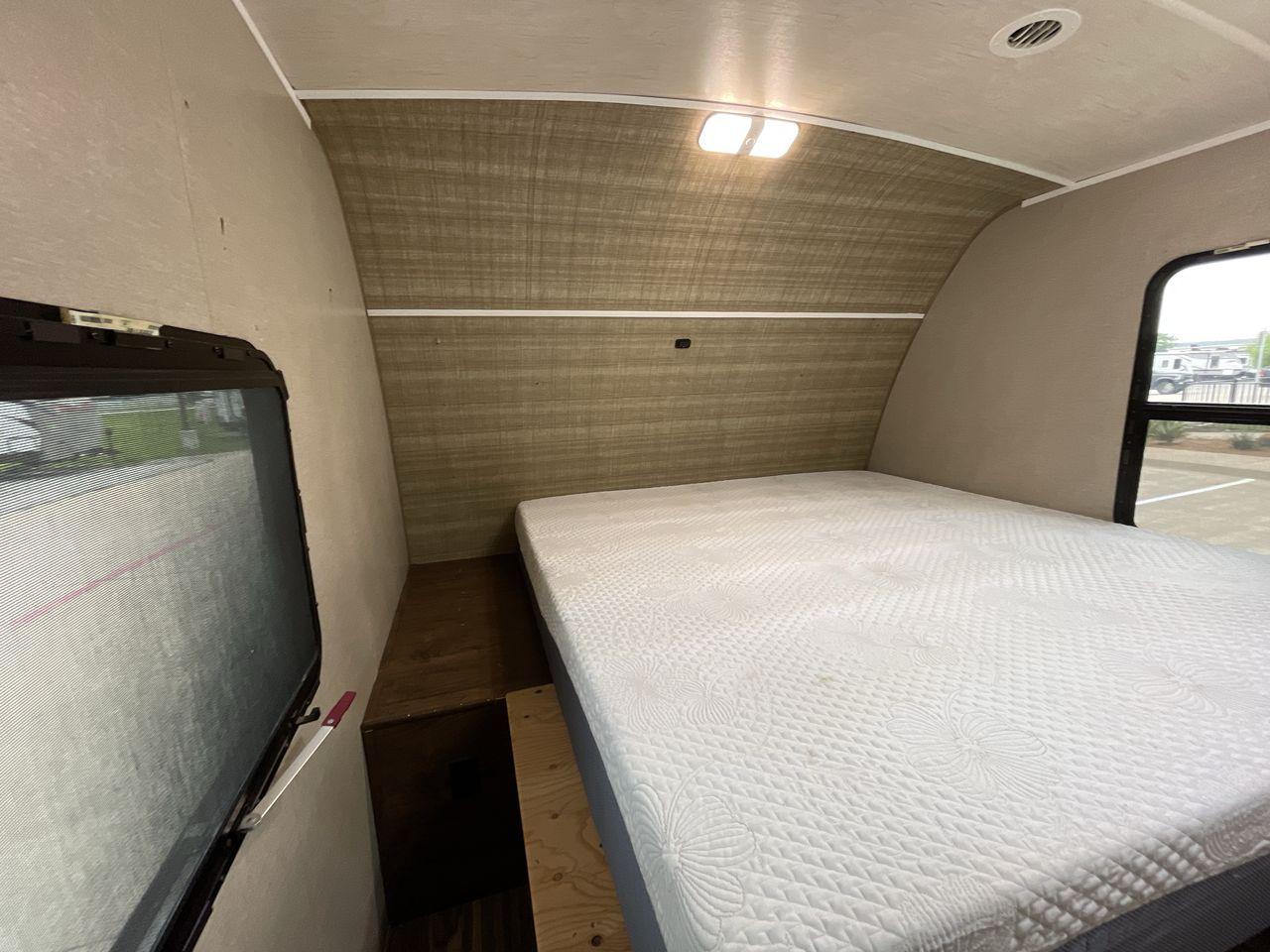 2018 TAN CRUISER RV MPG 2400BH (5RXHB2927J2) , Length: 29.08 ft. | Dry Weight: 5,320 lbs. | Gross Weight: 7,565 lbs. | Slides: 1 transmission, located at 4319 N Main Street, Cleburne, TX, 76033, (817) 221-0660, 32.435829, -97.384178 - Camping is more enjoyable when you include a few more of your friends. In this 2018 Cruiser MPG 2400BH travel trailer, you can accommodate a few extra guests thanks to a rear set of double-sized bunk beds. The dimensions of this unit are 29.08 ft in length, 8 ft in width, 11.08 ft in height, and - Photo #17