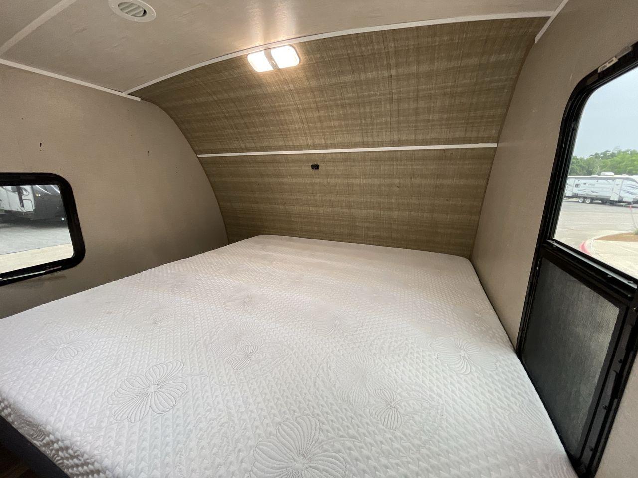 2018 TAN CRUISER RV MPG 2400BH (5RXHB2927J2) , Length: 29.08 ft. | Dry Weight: 5,320 lbs. | Gross Weight: 7,565 lbs. | Slides: 1 transmission, located at 4319 N Main Street, Cleburne, TX, 76033, (817) 221-0660, 32.435829, -97.384178 - Camping is more enjoyable when you include a few more of your friends. In this 2018 Cruiser MPG 2400BH travel trailer, you can accommodate a few extra guests thanks to a rear set of double-sized bunk beds. The dimensions of this unit are 29.08 ft in length, 8 ft in width, 11.08 ft in height, and - Photo #18