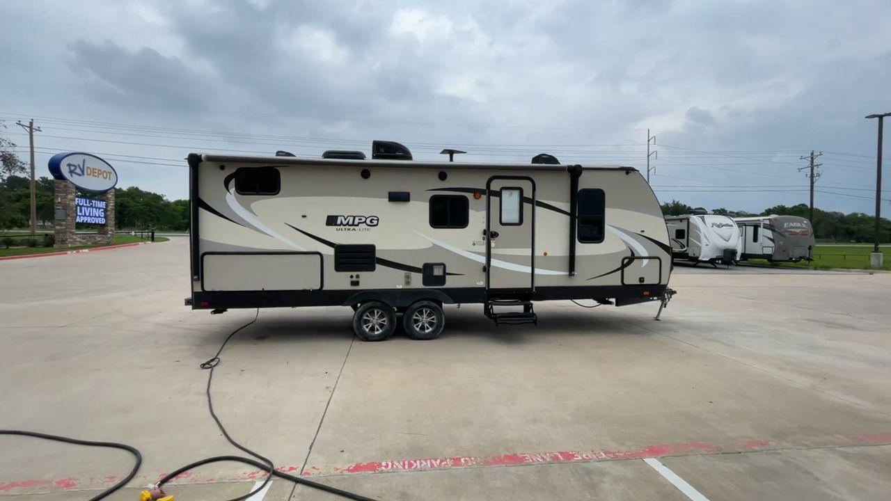 2018 TAN CRUISER RV MPG 2400BH (5RXHB2927J2) , Length: 29.08 ft. | Dry Weight: 5,320 lbs. | Gross Weight: 7,565 lbs. | Slides: 1 transmission, located at 4319 N Main Street, Cleburne, TX, 76033, (817) 221-0660, 32.435829, -97.384178 - Camping is more enjoyable when you include a few more of your friends. In this 2018 Cruiser MPG 2400BH travel trailer, you can accommodate a few extra guests thanks to a rear set of double-sized bunk beds. The dimensions of this unit are 29.08 ft in length, 8 ft in width, 11.08 ft in height, and - Photo #2