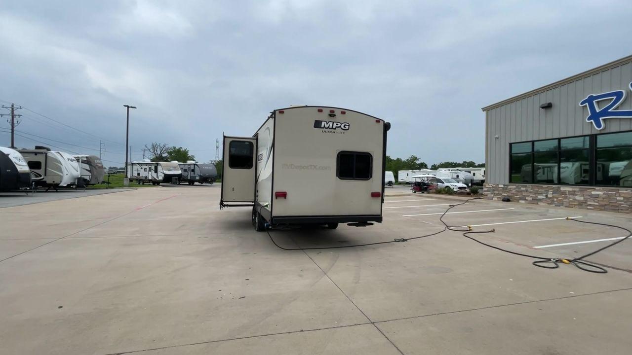 2018 TAN CRUISER RV MPG 2400BH (5RXHB2927J2) , Length: 29.08 ft. | Dry Weight: 5,320 lbs. | Gross Weight: 7,565 lbs. | Slides: 1 transmission, located at 4319 N Main Street, Cleburne, TX, 76033, (817) 221-0660, 32.435829, -97.384178 - Camping is more enjoyable when you include a few more of your friends. In this 2018 Cruiser MPG 2400BH travel trailer, you can accommodate a few extra guests thanks to a rear set of double-sized bunk beds. The dimensions of this unit are 29.08 ft in length, 8 ft in width, 11.08 ft in height, and - Photo #8