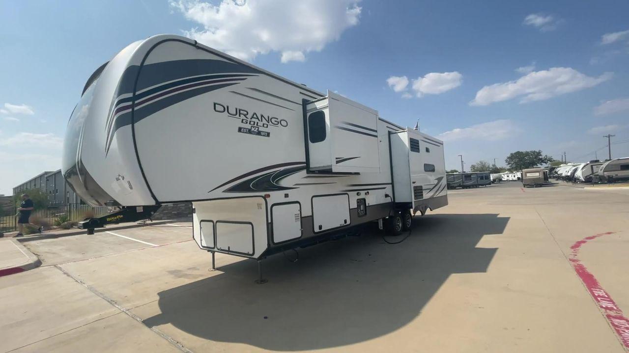 2020 K-Z DURANGO GOLD 366FBT (4EZFV4026L6) , Length: 39.83 ft. | Dry Weight: 11,470 lbs. | Gross Weight: 14,500 lbs. | Slides: 3 transmission, located at 4319 N Main St, Cleburne, TX, 76033, (817) 678-5133, 32.385960, -97.391212 - Travel and enjoy the luxuries this 2020 K-Z Durango Gold 366FBT has to offer! This fifth wheel measures almost 40 feet long and 13.5 feet tall. It has a dry weight of 11,470 pounds as well as a GVWR of 14,500 pounds. It comes equipped with three power slides and an 18-foot power awning. This unit is - Photo #9