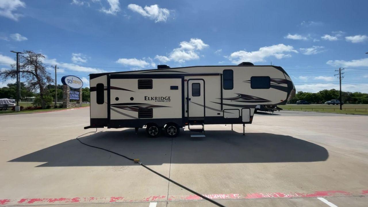 2017 HEARTLAND ELKRIDGE E293 (5SFRG3322HE) , Length: 32 ft. | GVWR: 11,600 lbs. | Slides: 2 transmission, located at 4319 N Main St, Cleburne, TX, 76033, (817) 678-5133, 32.385960, -97.391212 - In this 2017 Heartland Recreation Elkridge E293, you may travel while enjoying all the comforts of home! This unit measures approximately 32 feet in length and is built with two large slides for greater interior space. The interior features a combined living and kitchen area, a full bathroom, and a - Photo #2