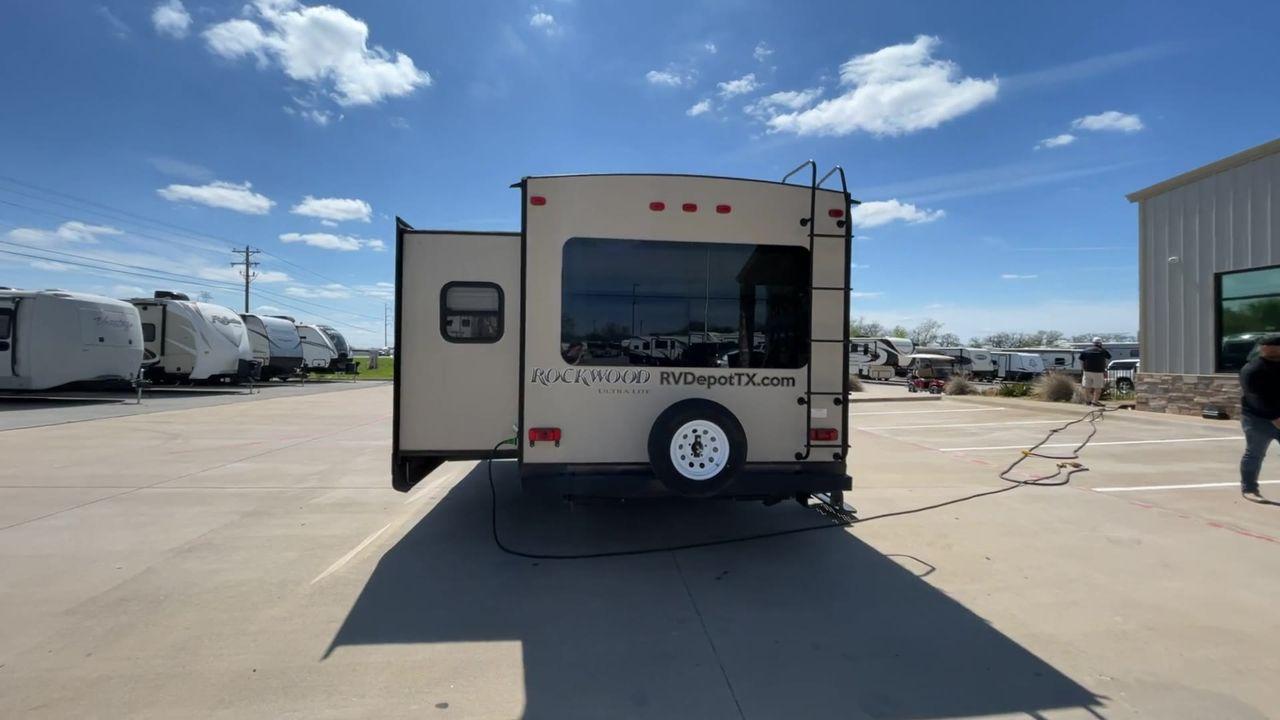 2014 FOREST RIVER ROCKWOOD 2604WS (4X4TRLB26ED) , Length: 29.67 ft. | Dry Weight: 5,665 lbs. | Slides: 2 transmission, located at 4319 N Main St, Cleburne, TX, 76033, (817) 678-5133, 32.385960, -97.391212 - Looking for a lightweight, fully-equipped travel trailer under 30 feet? Check out this 2014 Forest River Rockwood 2604WS! This trailer measures exactly 29.67 ft. in length and 9.58 ft. in height. It has a dry weight of 5,665 lbs. and a manageable hitch weight of 711 lbs. It includes two slides and a - Photo #8