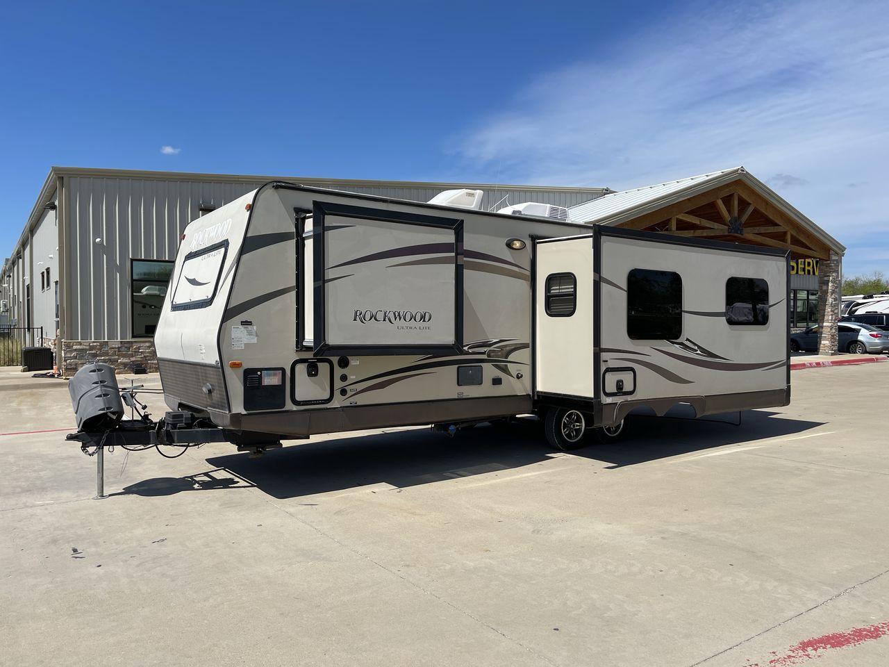 2014 FOREST RIVER ROCKWOOD 2604WS (4X4TRLB26ED) , Length: 29.67 ft. | Dry Weight: 5,665 lbs. | Slides: 2 transmission, located at 4319 N Main Street, Cleburne, TX, 76033, (817) 221-0660, 32.435829, -97.384178 - Looking for a lightweight, fully-equipped travel trailer under 30 feet? Check out this 2014 Forest River Rockwood 2604WS! This trailer measures exactly 29.67 ft. in length and 9.58 ft. in height. It has a dry weight of 5,665 lbs. and a manageable hitch weight of 711 lbs. It includes two slides and a - Photo #24
